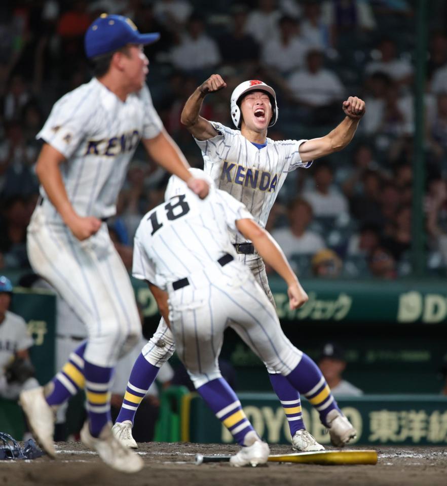 タイブレークの１０回、健大高崎・石田雄星の二ゴロで三走健大高崎・藤村勇也が生還、サヨナラとなる（撮影・坂部計介）