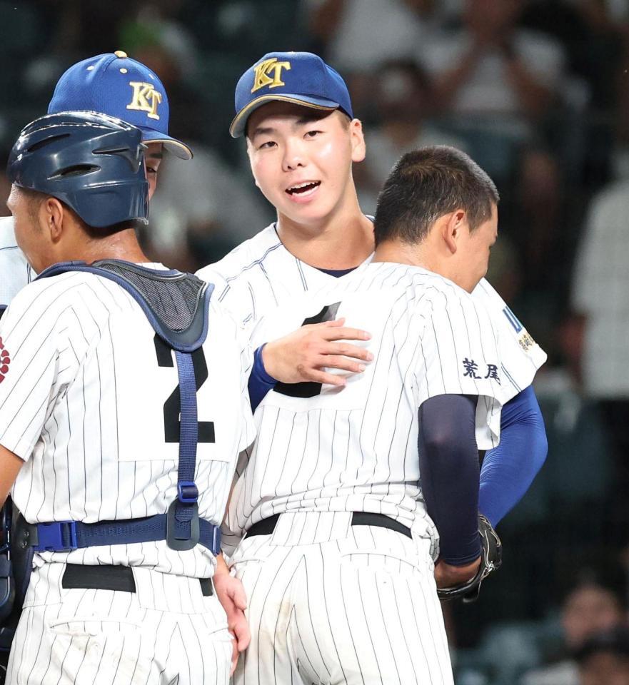 有明・斉藤遼汰郎（手前）と健闘をたたえ合う健大高崎・石垣聡志（撮影・中田匡峻）