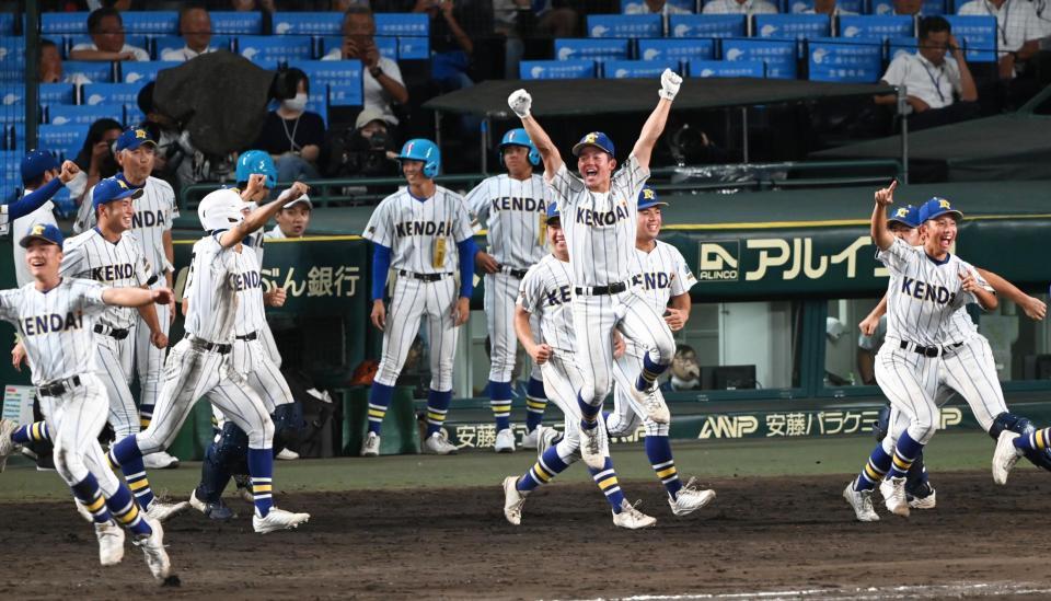 サヨナラ勝利が決まり、歓喜の健大高崎ナイン（撮影・高部洋祐）