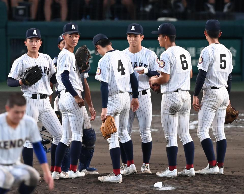 ９回、マウンドに伝令に向かった有明・工修哉（右から３人目）＝撮影・高部洋祐