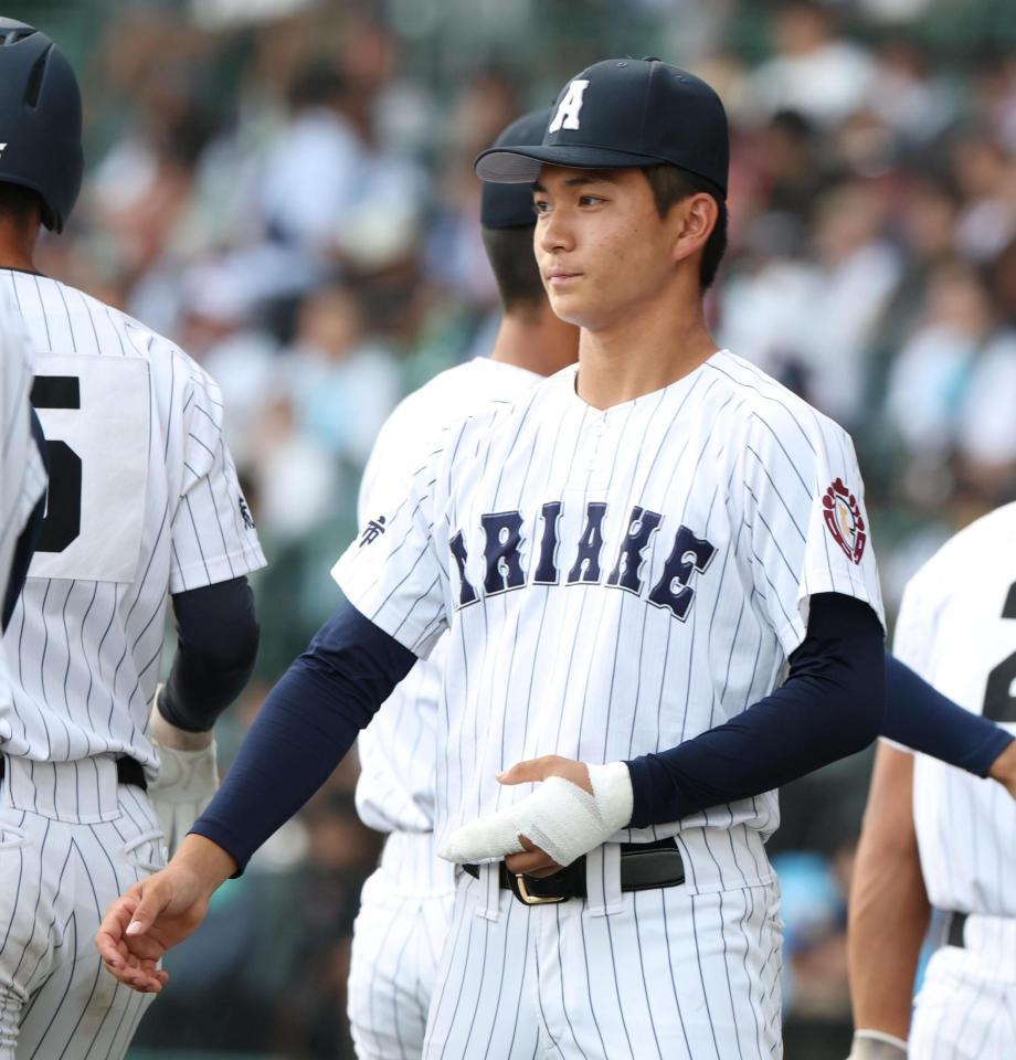 ベンチ前に整列する有明・工修哉（撮影・中田匡峻）