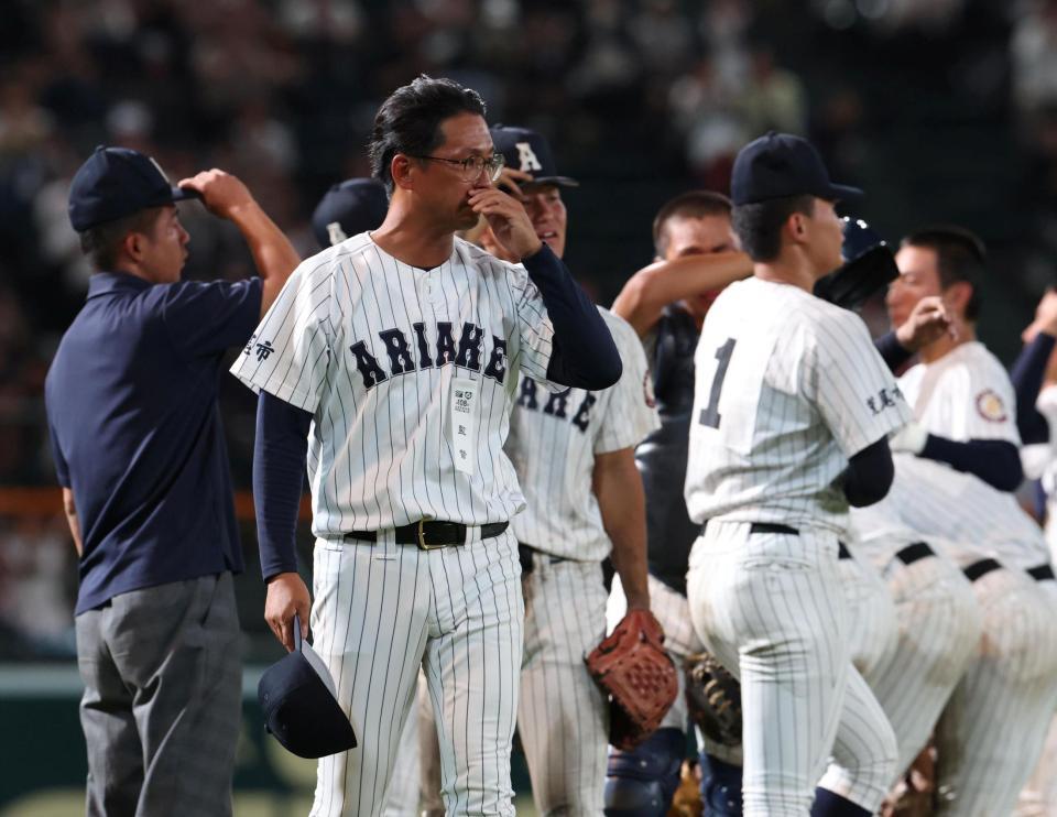 健大高崎に敗れ、悔しそうな有明・高見一茂監督（撮影・中田匡峻）