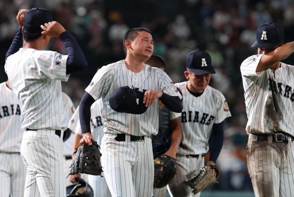 健大高崎に敗れ、涙を流す有明・斉藤遼汰郎（中央）＝撮影・中田匡峻
