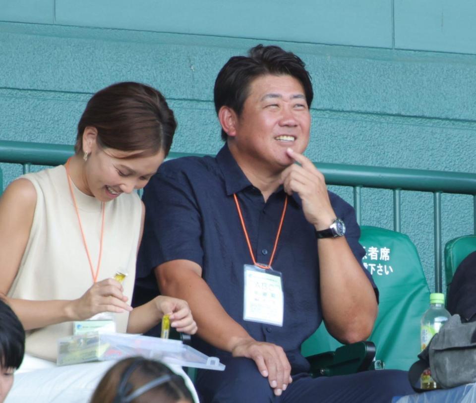 横浜対花巻東戦を観戦する松坂大輔氏（右）＝撮影・坂部計介