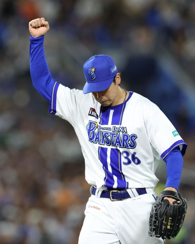７回を投げ終え、静かに拳を突き上げる尾形（撮影・伊藤笙子）