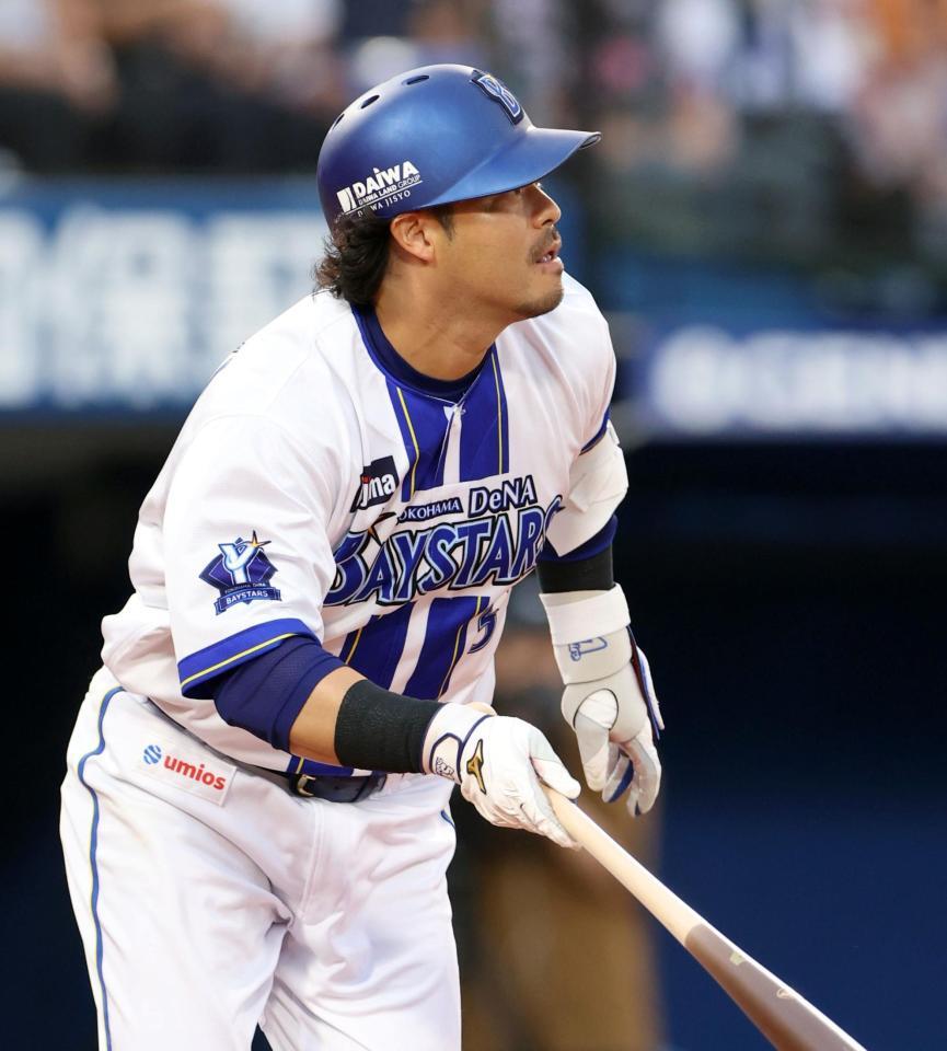 １回、右中間へ２点適時二塁打を放つ宮崎（撮影・伊藤笙子）