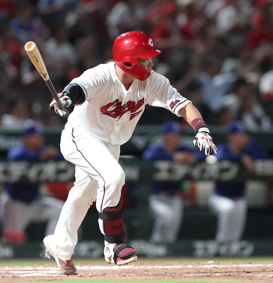 ７回、勝ち越しとなる２点適時打を放つ持丸（撮影・北村雅宏）