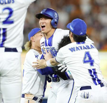 　９回、サヨナラ打を放ち、ナインに祝福される宮下（撮影・伊藤笙子）