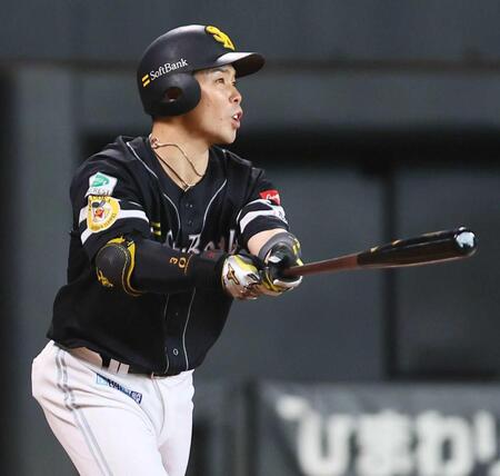 　３回、勝ち越しの２点二塁打を放つ近藤