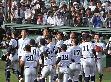 　花巻東に勝利し、天に向かって笑顔を見せる織田（奥左から２人目）、村田監督ら横浜ナイン（撮影・高部洋祐）