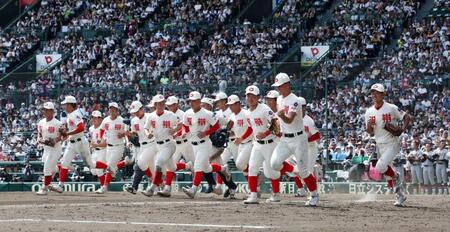 　仙台育英に勝利し、駆け出す智弁和歌山ナイン　