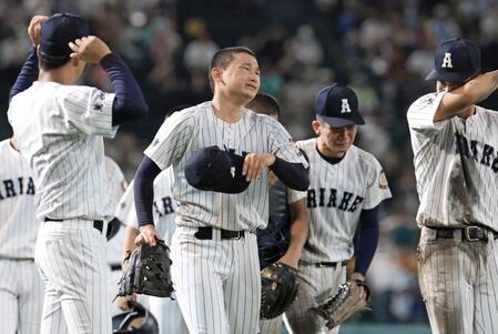 　健大高崎に敗れ、涙を流す有明・斉藤（左）