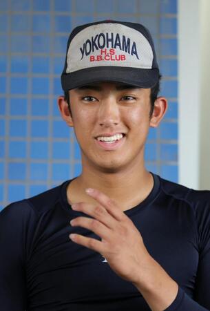練習後、笑顔で記者の質問に答える横浜・織田翔希（撮影・坂部計介）