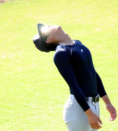 ストレッチで首をそらす横浜・織田翔希のサングラスが夏の強い日差しを反射する（撮影・坂部計介）