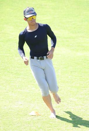 裸足でアップをする横浜・織田翔希（撮影・坂部計介）