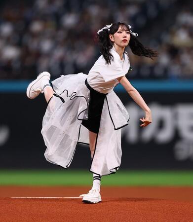 ファーストピッチセレモニーで投球するファントムシータ・美雨（撮影・中島達哉）
