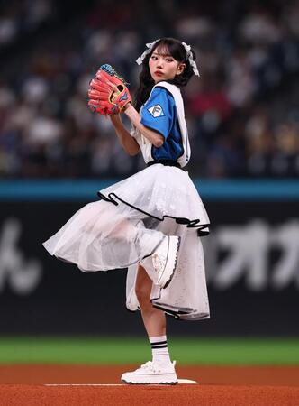 ファーストピッチセレモニーで投球するファントムシータ・美雨（撮影・中島達哉）