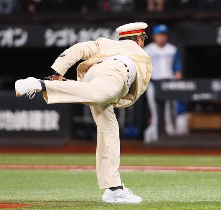 始球式を務める日本ハム・藤森海斗の父の藤森塁さん（撮影・中島達哉）