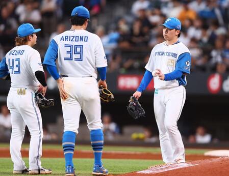 ５回途中で降板する日本ハム・細野晴希（右）＝撮影・中島達哉