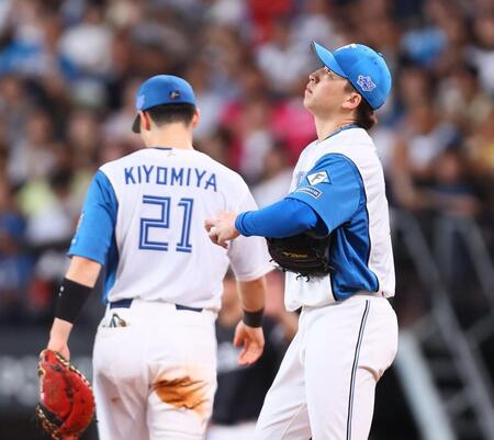 ４回、先制を許した細野（右）＝撮影・中島達哉