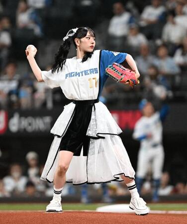 ファーストピッチを務めたファントムシータ・美雨