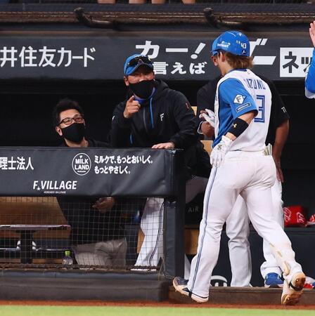 ７回、逆転満塁本塁打を放った水野（右）を迎える新志監督（中央）＝撮影・中島達哉