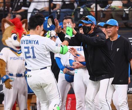 サヨナラ打を放った清宮幸（２１）を迎える新庄監督（撮影・中島達哉）