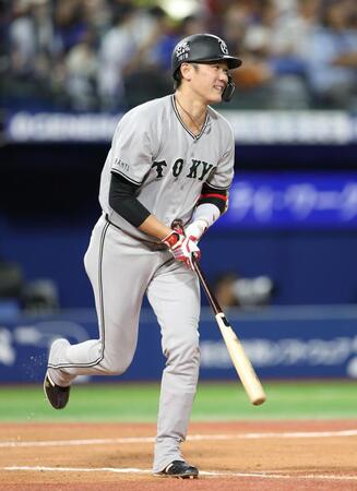 ７回、左飛を打ち上げ、苦笑いの坂本（撮影・伊藤笙子）