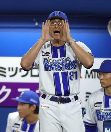 ７回、代打を送ろうと球審を呼ぶも、中々気づいてもらえない相川監督（撮影・伊藤笙子）