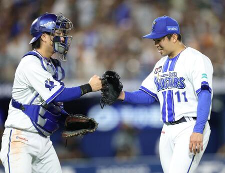 ５回を投げ終え、古市（左）とグラブタッチする東（撮影・伊藤笙子）