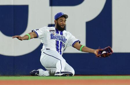 ３回、松本の打球をスライディングキャッチする右翼手のエンカーナシオン（撮影・伊藤笙子）