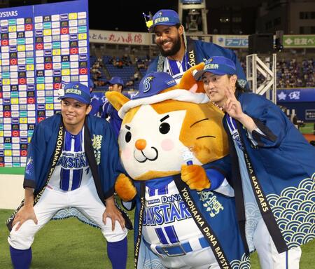 ＤＢ．スターマンとともに笑顔を見せる（左から）東、ヘエンカーナシオン、古市（撮影・伊藤笙子）