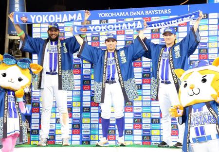 お立ち台でタオルを掲げる（左から）エンカーナシオン、東、古市（撮影・伊藤笙子）