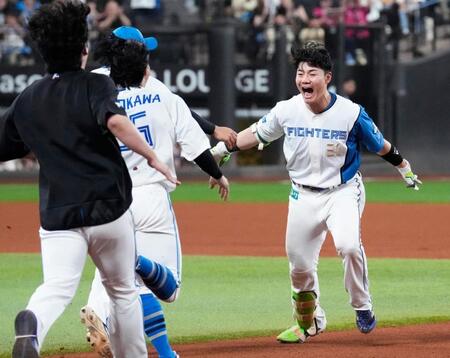 １０回、サヨナラ打を放ちチームメートから祝福を受ける清宮幸