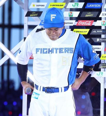 お立ち台で感極まる今川（撮影・中島達哉）