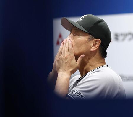 ８回、顔を覆う橋上監督代行（撮影・伊藤笙子）