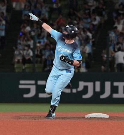 ９回、同点に追いつく中越え本塁打を放ちスタンドの声援に応えるネビン（撮影・持木克友）