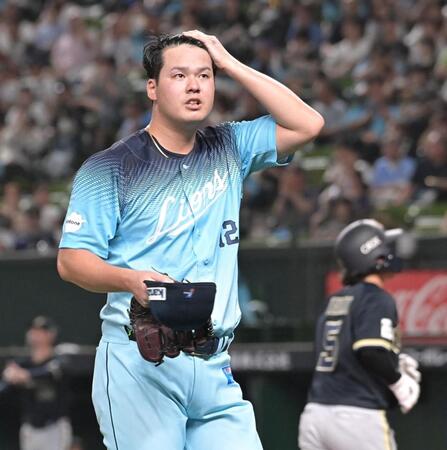 ４回、ピンチを連続の空振り三振に仕留めた渡辺（撮影・持木克友）