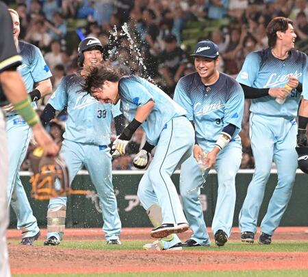 ９回サヨナラヒットを放ち手荒い祝福を受ける源田（撮影・持木克友）