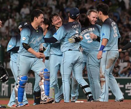 サヨナラ勝ちにナインと抱き合って喜ぶ源田とネビン（撮影・持木克友）