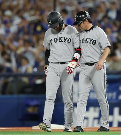 ９回、遊ゴロに倒れ、足を気にしながらベンチへ下がる坂本（左）＝撮影・伊藤笙子