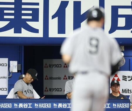 ６回、一走の松本がけん制死となり、肩を落とす橋上監督代行（左奥）＝撮影・伊藤笙子