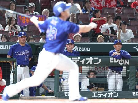中日最終打者・阿部（手前）の空振り三振を見る井上監督（中央）＝撮影・北村雅宏