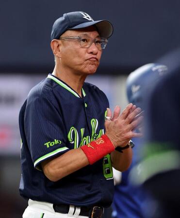 １０回、選手交代を告げベンチに戻る池山監督（撮影・山口登）