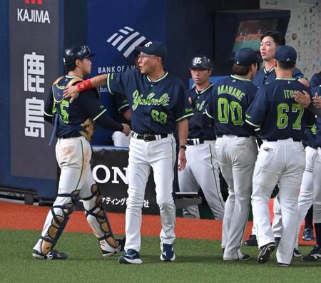 連夜のサヨナラ負けにも気丈にナインを出迎える池山監督（撮影・飯室逸平）