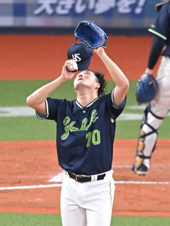 マウンドで汗をぬぐう廣澤（撮影・飯室逸平）