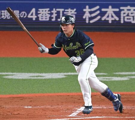 ２回、右前打を放つ西村（撮影・飯室逸平）