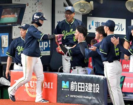 ８回、先制に沸くヤクルトベンチ（撮影・飯室逸平）