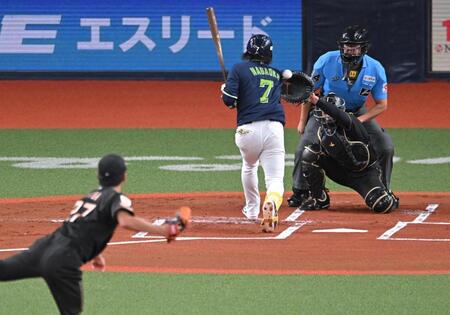 １回、死球を受ける長岡（撮影・飯室逸平）