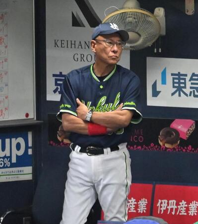 ベンチから戦況を見守る池山監督（撮影・飯室逸平）